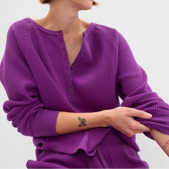 GAP Tops - GAP WAFFLE RAGLAN HENLEY LONG SLEEVE RELAXED FIT PURPLE CUSTOMER FAVORITE MED